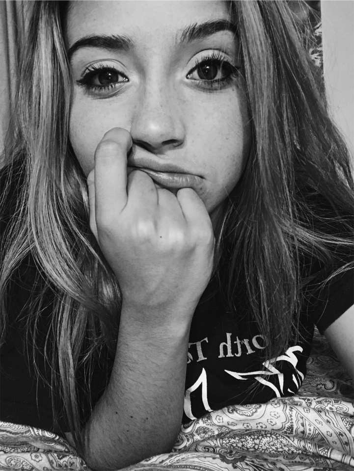 Cute Brunette #0Y9lF5mB